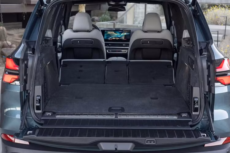 Điểm nhấn còn lại của mẫu SUV hạng sang này là công nghệ. Theo đó, xe được trang bị hệ thống kết nối 5G mới, công nghệ dùng điện thoại thông minh để thay chìa khóa (hỗ trợ cả Apple lẫn Android), hệ thống định vị tương tác thực tế ảo và ra lệnh bằng giọng nói nâng cấp. Nhờ đó, người dùng có thể đóng/mở cửa sổ và bật/tắt điều hòa bằng giọng nói. 