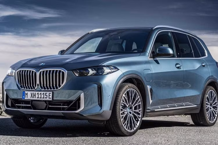 Sau những hình ảnh rò rỉ xuất hiện trên mạng cách đây không lâu, mẫu SUV hạng sang BMW X5 2024 mới đã chính thức trình làng. Đây là phiên bản nâng cấp giữa vòng đời của mẫu xe này nên sẽ có những thay đổi trong cả thiết kế, trang bị lẫn động cơ.
