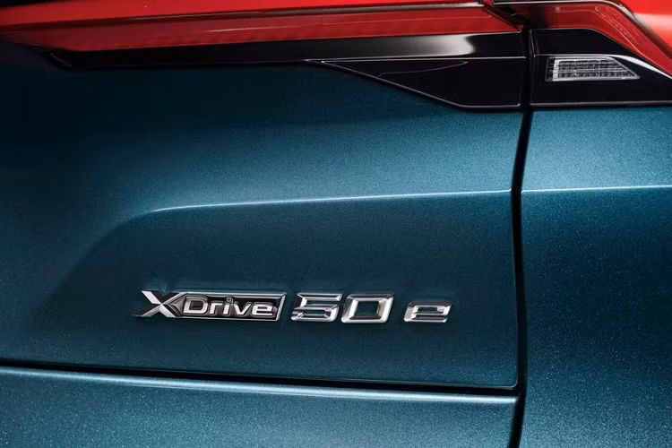 Theo hãng xe BMW, X5 xDrive50e 2024 có thể chạy được 64 km chỉ bằng năng lượng điện nhờ cụm pin tăng dung lượng từ 24 kWh lên 29,5 kWh. Ngoài ra, xe còn có thêm bộ sạc chậm AC 7,4 kW mới và hệ thống giả âm thanh động cơ BMW IconicSounds Electric tiêu chuẩn. 
