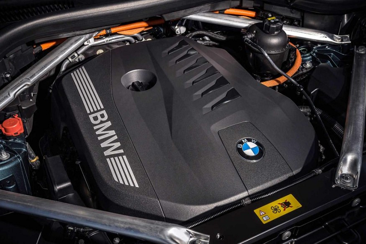 Tiếp đến là BMW X5 xDrive50e PHEV 2024 thay thế X5 xDrive45e cũ. Bản xDrive50e PHEV dùng động cơ xăng 6 xi-lanh thẳng hàng, tăng áp, dung tích 3.0L như trên, kết hợp với hộp số tự động Steptronic 8 cấp tích hợp mô-tơ điện mạnh 194 mã lực và 449 Nm. Hệ truyền động plug-in hybrid này mang đến sức mạnh tổng cộng 483 mã lực và 699 Nm.