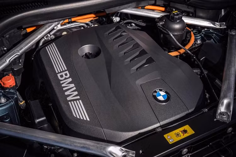 Tiếp đến là BMW X5 xDrive50e PHEV 2024 thay thế X5 xDrive45e cũ. Bản xDrive50e PHEV dùng động cơ xăng 6 xi-lanh thẳng hàng, tăng áp, dung tích 3.0L như trên, kết hợp với hộp số tự động Steptronic 8 cấp tích hợp mô-tơ điện mạnh 194 mã lực và 449 Nm. Hệ truyền động plug-in hybrid này mang đến sức mạnh tổng cộng 483 mã lực và 699 Nm.