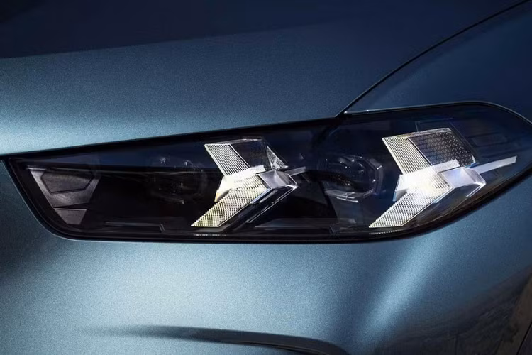 Đằng sau, mẫu xe SUV hạng sang BMW X5 2024 được trang bị cụm đèn hậu với tạo hình 2 chữ "L" mới bên trong, đèn phản quang nằm ở vị trí thấp hơn, cản sau tích hợp tấm ốp gầm giả màu bạc nhám mới và đầu ống xả giả hình chữ nhật mạ crôm. Ngoài ra, mẫu SUV hạng sang này còn có thêm lưới tản nhiệt tích hợp đèn tùy chọn. Đây là trang bị đã ra mắt trên BMW X6 từ cách đây vài năm.