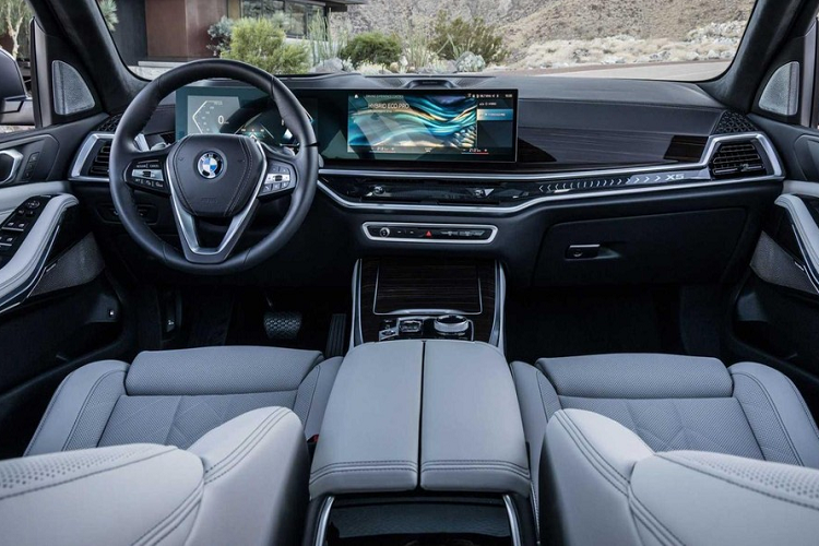 Bên trong nội thất, mọi phiên bản của xe đều có màn hình cong đặt nổi trên mặt táp-lô. Trang bị mới này là sự kết hợp giữa bảng đồng hồ kỹ thuật số 12,3 inch và màn hình cảm ứng trung tâm 14,9 inch. Để chỉnh các tính năng của xe, người dùng có thể thông qua tính năng cảm ứng của màn hình trung tâm, ra lệnh bằng giọng nói và núm xoay iDrive trên cụm điều khiển trung tâm.
