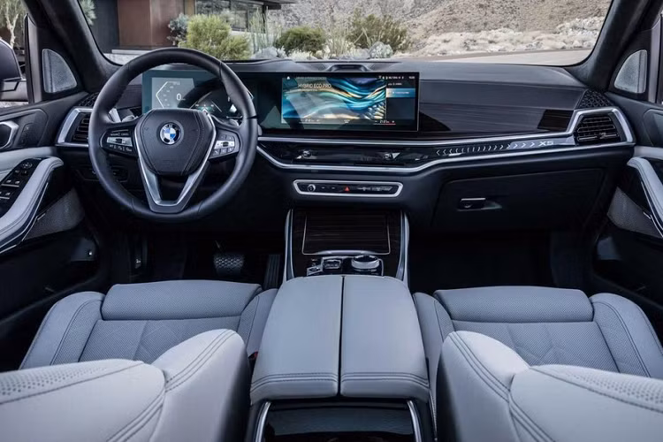 Bên trong nội thất, mọi phiên bản của xe đều có màn hình cong đặt nổi trên mặt táp-lô. Trang bị mới này là sự kết hợp giữa bảng đồng hồ kỹ thuật số 12,3 inch và màn hình cảm ứng trung tâm 14,9 inch. Để chỉnh các tính năng của xe, người dùng có thể thông qua tính năng cảm ứng của màn hình trung tâm, ra lệnh bằng giọng nói và núm xoay iDrive trên cụm điều khiển trung tâm.