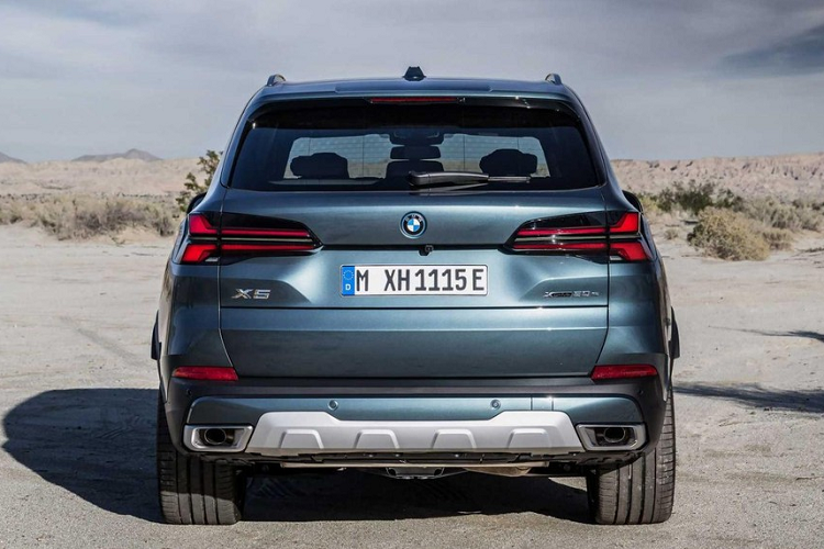 Cuối cùng là hệ thống hỗ trợ lái tự động cấp độ 2, cho phép tài xế thả tay khỏi vô lăng khi xe chạy dưới vận tốc 135 km/h trên lộ trình vạch sẵn. Đây là một phần trong gói Driving Assistance Professional Package tùy chọn của xe. Tương tự như vậy, tính năng hỗ trợ đỗ xe điều khiển bằng điện thoại thông minh cũng là trang bị tùy chọn.