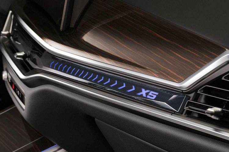 Một chi tiết nữa mà BMW X5 2024 mượn từ người anh em X7 chính là động cơ. Ở 2 phiên bản X5 sDrive40i và X5 xDrive40i, xe dùng động cơ xăng 6 xi-lanh thẳng hàng, tăng áp, dung tích 3.0L, kết hợp với hệ thống mild hybrid 48V bổ sung công suất 40 mã lực. Nhờ đó, xe sở hữu công suất tổng cộng 375 mã lực và mô-men xoắn cực đại 540 Nm. Động cơ này kết hợp với hệ dẫn động cầu sau hoặc 4 bánh toàn thời gian xDrive, tùy phiên bản.