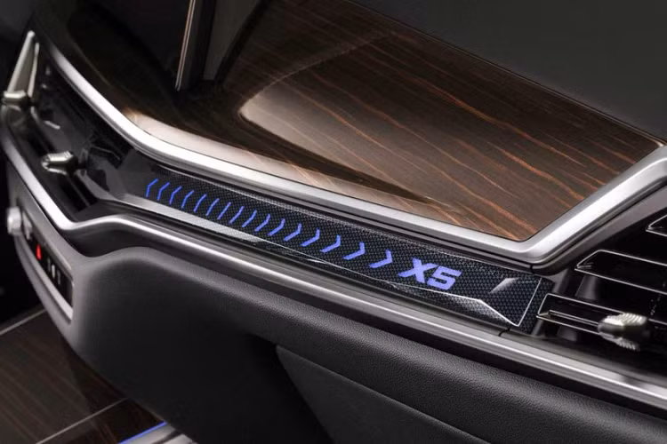 Một chi tiết nữa mà BMW X5 2024 mượn từ người anh em X7 chính là động cơ. Ở 2 phiên bản X5 sDrive40i và X5 xDrive40i, xe dùng động cơ xăng 6 xi-lanh thẳng hàng, tăng áp, dung tích 3.0L, kết hợp với hệ thống mild hybrid 48V bổ sung công suất 40 mã lực. Nhờ đó, xe sở hữu công suất tổng cộng 375 mã lực và mô-men xoắn cực đại 540 Nm. Động cơ này kết hợp với hệ dẫn động cầu sau hoặc 4 bánh toàn thời gian xDrive, tùy phiên bản.