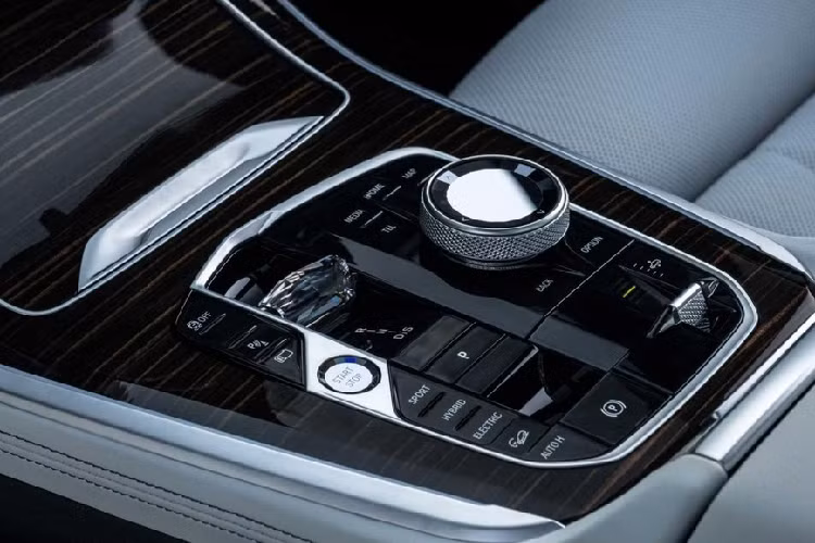 Tuy nhiên, cần số truyền thống của xe đã bị loại bỏ, thay bằng cần gạt bằng pha lê đẹp mắt, nằm gần núm xoay iDrive. Chưa hết, BMW X5 2024 còn có những nút cảm ứng mới nằm bên dưới cửa gió điều hòa siêu mỏng cùng hệ thống đèn viền nội thất tương tự 7-Series và X7 mới.