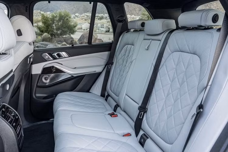 Dù ở phiên bản nào, BMW X5 2024 cũng được trang bị giảm xóc thích ứng tiêu chuẩn. Hệ thống treo khí nén sẽ được trang bị tiêu chuẩn cho BMW X5 xDrive50e 2024 và tùy chọn ở các phiên bản còn lại. Trong khi đó, BMW X5 M60i 2024 có thêm hệ thống đánh lái 4 bánh Integral Active Steering.