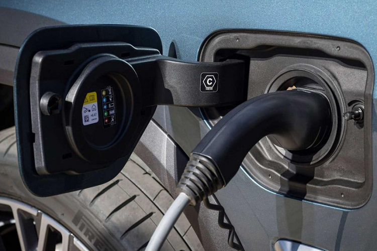 Riêng BMW X5 M60i 2024 lại dùng động cơ xăng V8, dung tích 4.4L, kết hợp với hệ thống mild hybrid 48V như X7. Hệ truyền động này sản sinh công suất tổng cộng 523 mã lực và mô-men xoắn cực đại 750 Nm.