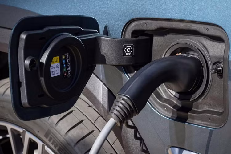 Riêng BMW X5 M60i 2024 lại dùng động cơ xăng V8, dung tích 4.4L, kết hợp với hệ thống mild hybrid 48V như X7. Hệ truyền động này sản sinh công suất tổng cộng 523 mã lực và mô-men xoắn cực đại 750 Nm.