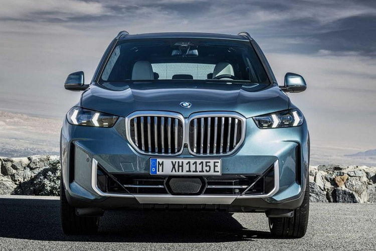 Trong khi đó, hệ thống hỗ trợ lùi được trang bị tiêu chuẩn, giúp xe tự động ra khỏi chỗ đỗ. Tại thị trường Mỹ, giá xe BMW X5 2024 có tổng cộng 4 phiên bản và giá bán từ 66.195 - 90.295 USD, tăng từ 3.600 - 6.800 USD so với phiên bản cũ.