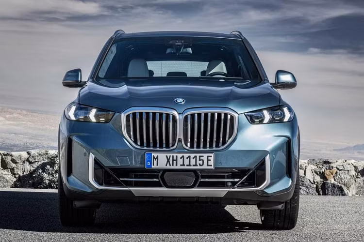 Trong khi đó, hệ thống hỗ trợ lùi được trang bị tiêu chuẩn, giúp xe tự động ra khỏi chỗ đỗ. Tại thị trường Mỹ, giá xe BMW X5 2024 có tổng cộng 4 phiên bản và giá bán từ 66.195 - 90.295 USD, tăng từ 3.600 - 6.800 USD so với phiên bản cũ.