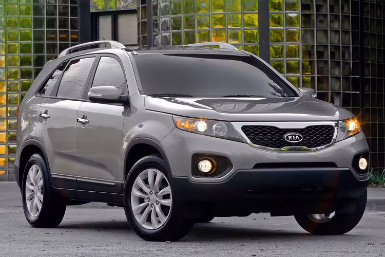 Đại diện tập đoàn xe Hàn Quốc cho biết lý do: “Dầu phanh bên trong mô-đun hệ thống chống bó cứng phanh ABS của xe có thể bị rò rỉ và gây chập điện, có thể cháy khoang máy khi đang lái xe hoặc đậu xe.” Lượng xe Hyundai và Kia bị triệu hồi bao gồm; 1,64 triệu chiếc mang nhãn hiệu Hyundai đời 2011-2015 và 1,73 triệu chiếc xe thuộc Kia đời 2010-2017.