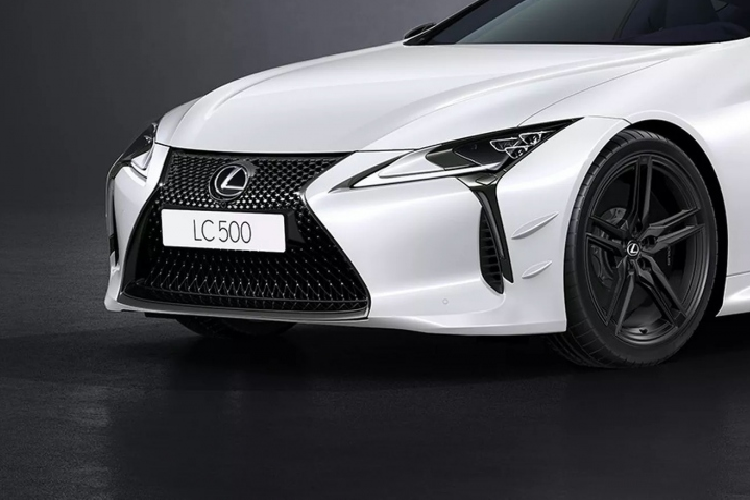 Xây dựng trên Lexus Driving Signature, cả hai mẫu LC 500 phiên bản đặc biệt đều có bộ vi sai trượt giới hạn Torsen tiêu chuẩn và hệ thống treo hiệu suất phía sau góp phần tăng phản ứng của xe và cảm giác lái xe tinh tế hơn. Bên cạnh đó, còn có gói tùy chọn Thể thao của LC.