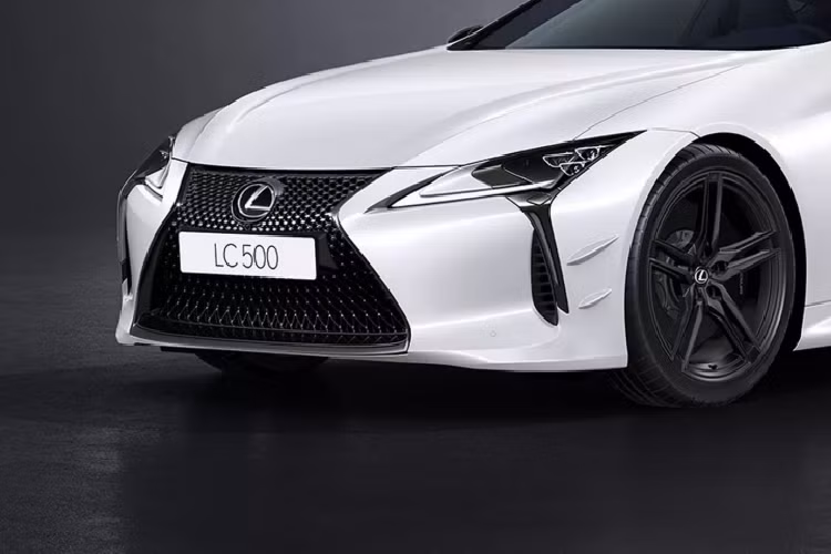 Xây dựng trên Lexus Driving Signature, cả hai mẫu LC 500 phiên bản đặc biệt đều có bộ vi sai trượt giới hạn Torsen tiêu chuẩn và hệ thống treo hiệu suất phía sau góp phần tăng phản ứng của xe và cảm giác lái xe tinh tế hơn. Bên cạnh đó, còn có gói tùy chọn Thể thao của LC.
