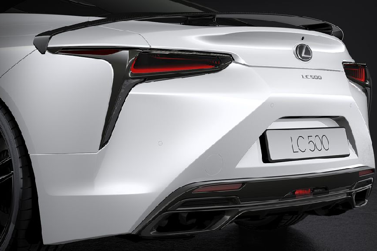 Sự kết hợp này tạo ra sự tương phản thú vị với các chi tiết đen bóng trên lưới tản nhiệt phía trước, đèn pha, đèn hậu, cản trước và gương chiếu hậu. Bộ mâm hợp kim kích thước 21 inch được sơn đen mờ.