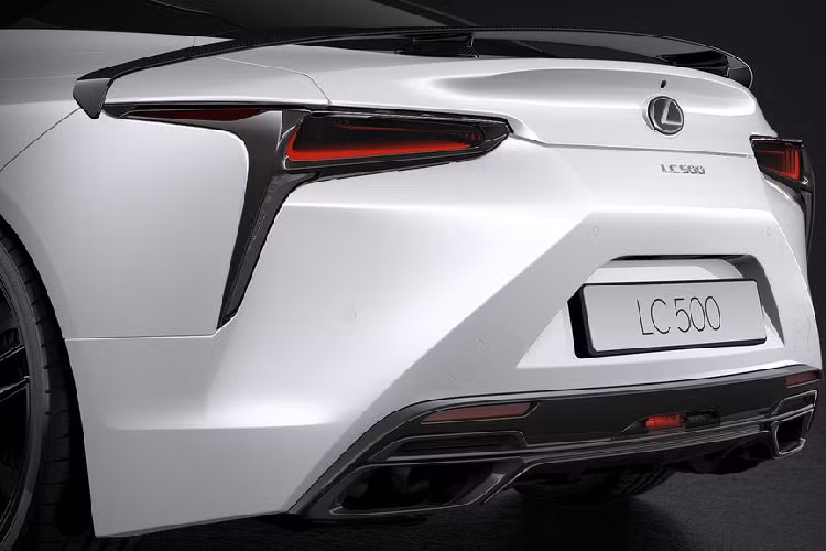 Sự kết hợp này tạo ra sự tương phản thú vị với các chi tiết đen bóng trên lưới tản nhiệt phía trước, đèn pha, đèn hậu, cản trước và gương chiếu hậu. Bộ mâm hợp kim kích thước 21 inch được sơn đen mờ.