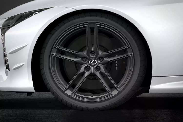 LC 500 Inspiration Series 2024 không chỉ sở hữu ngoại hình bắt mắt, mà còn trang bị các cải tiến về khí động học gồm cánh gió cản và cánh gió sau sợi carbon độc quyền của chiếc coupe hỗ trợ khả năng xử lý ổn định.