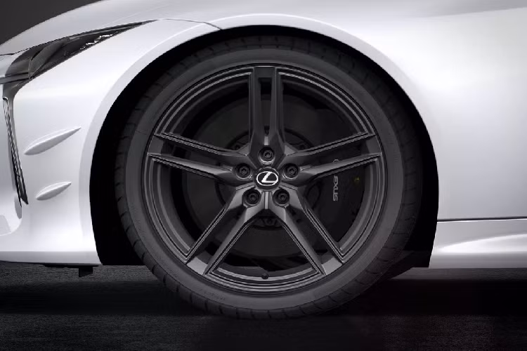 LC 500 Inspiration Series 2024 không chỉ sở hữu ngoại hình bắt mắt, mà còn trang bị các cải tiến về khí động học gồm cánh gió cản và cánh gió sau sợi carbon độc quyền của chiếc coupe hỗ trợ khả năng xử lý ổn định.