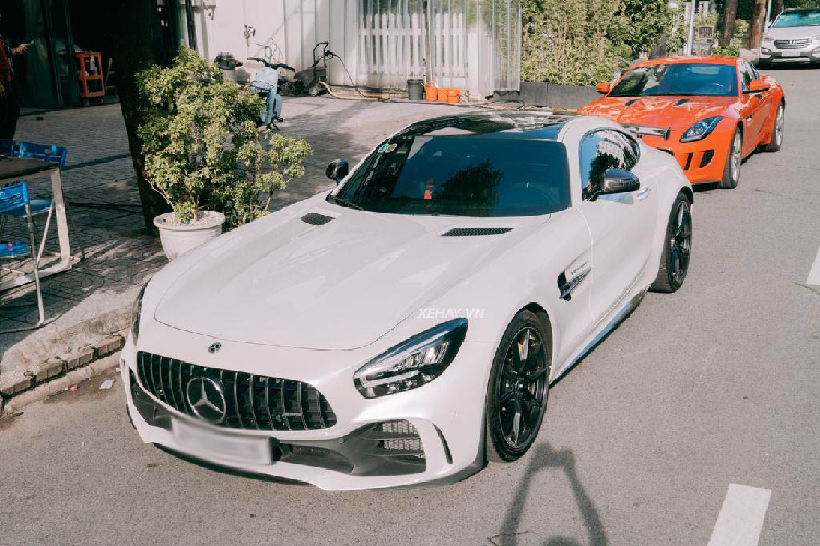 Theo tìm hiểu, chiếc siêu xe Mercedes-AMG GT R trong bài được một đại gia Hà Nội mua vào hồi tháng 9 theo diện chính hãng. Đây là chiếc GT R thứ 6 đến từ thương hiệu ngôi sao ba cánh mang biển trắng tại Việt Nam, trong đó có 3 chiếc thuộc sở hữu của ông Đặng Lê Nguyên Vũ.