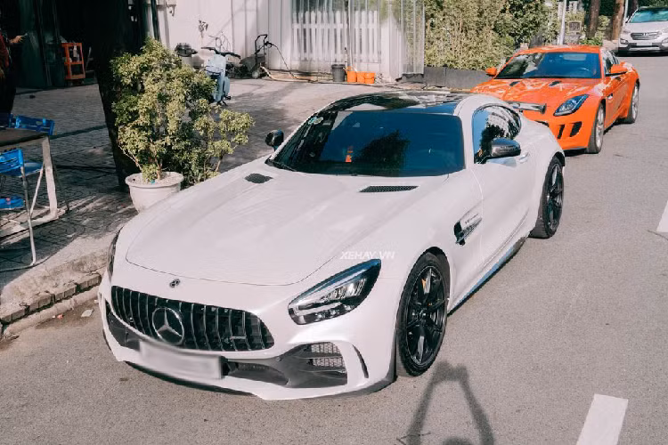Theo tìm hiểu, chiếc siêu xe Mercedes-AMG GT R trong bài được một đại gia Hà Nội mua vào hồi tháng 9 theo diện chính hãng. Đây là chiếc GT R thứ 6 đến từ thương hiệu ngôi sao ba cánh mang biển trắng tại Việt Nam, trong đó có 3 chiếc thuộc sở hữu của ông Đặng Lê Nguyên Vũ.