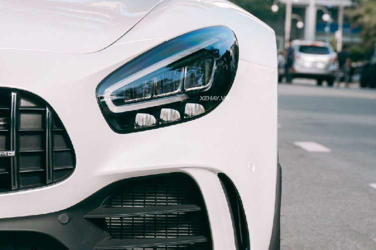 Ngoài có động cơ khủng, xe còn được trang bị nhiều công nghệ an toàn tiên tiến như: ga tự động thích ứng, hệ thống treo AMG Drive Control, hệ thống lái trợ lực điện thể thao AMG, khóa vi sai chống trượt cho cầu sau AMG, hệ thống điều khiển lực kéo 9 cấp độ AMG Traction Control, hệ thống cảm biến hỗ trợ đỗ xe, hệ thống an toàn Pre-Safe, phanh ABS, hỗ trợ lực phanh khẩn cấp, chống trượt khi tăng tốc ASR, hỗ trợ khởi hành ngang dốc