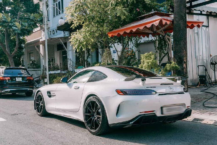 Chưa hết, Mercedes-AMG GT R còn được trang bị bậc cửa được ốp carbon cùng dòng chữ AMG phát sáng, xe có ghế ngồi bọc da Alcantara với các đường chỉ may tương phản và sọc màu trắng, dây đai an toàn cũng được nhuộm đỏ.