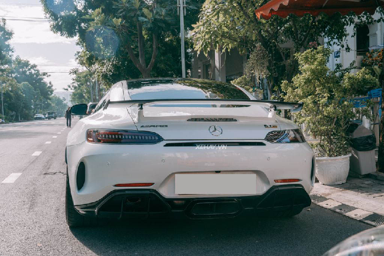 Về truyền động, Mercedes-AMG GT R dùng khối động cơ V8, tăng áp kép, dung tích 4.0 lít, sản sinh công suất tối đa 577 mã lực và mô-men xoắn cực đại 700 Nm. Kết hợp cùng hộp số thể thao ly hợp kép 7 cấp, xe có thể dễ dàng tăng tốc từ vị trí xuất phát lên 100 km/h chỉ trong thời gian 3,6 giây trước khi đạt vận tốc tối đa 318 km/h.