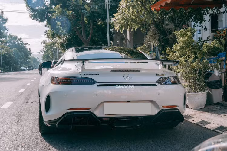 Về truyền động, Mercedes-AMG GT R dùng khối động cơ V8, tăng áp kép, dung tích 4.0 lít, sản sinh công suất tối đa 577 mã lực và mô-men xoắn cực đại 700 Nm. Kết hợp cùng hộp số thể thao ly hợp kép 7 cấp, xe có thể dễ dàng tăng tốc từ vị trí xuất phát lên 100 km/h chỉ trong thời gian 3,6 giây trước khi đạt vận tốc tối đa 318 km/h.
