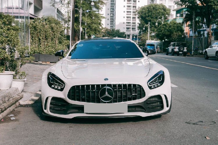 Tuy nhiên, gần đây chiếc Mercedes-AMG GT R màu trắng này đã được chuyển vào Sài Gòn và hiện đang được rao bán. Được biết, ODO của xe hiện chỉ ở mức 2.000km và mức giá sang tay mà người bán đưa ra cho chiếc Mercedes-AMG GT R trong bài là 11,5 tỷ đồng.
