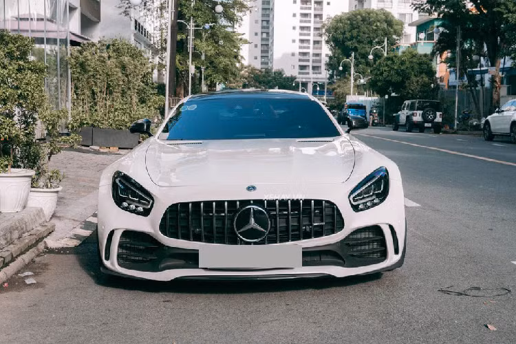 Tuy nhiên, gần đây chiếc Mercedes-AMG GT R màu trắng này đã được chuyển vào Sài Gòn và hiện đang được rao bán. Được biết, ODO của xe hiện chỉ ở mức 2.000km và mức giá sang tay mà người bán đưa ra cho chiếc Mercedes-AMG GT R trong bài là 11,5 tỷ đồng.
