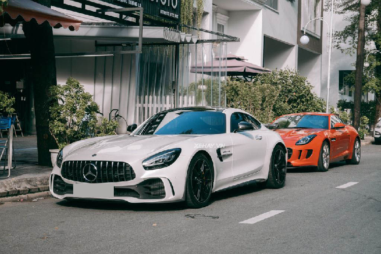 Chiếc Mercedes-AMG GT R đang rao bán sở hữu ngoại thất màu trắng, đi cùng một số điểm nhấn màu đen như: gương chiếu hậu, mui và cánh gió nhằm tạo điểm nhấn. Xe vẫn sử dụng bộ la-zăng đa chấu sơn màu đen bóng, đi cùng cùm phanh gốm màu vàng mang phong cách của dòng xe đua AMG GT3 và được bao bọc bởi bộ lốp thể thao Michelin Pilot Sport Cup 2.