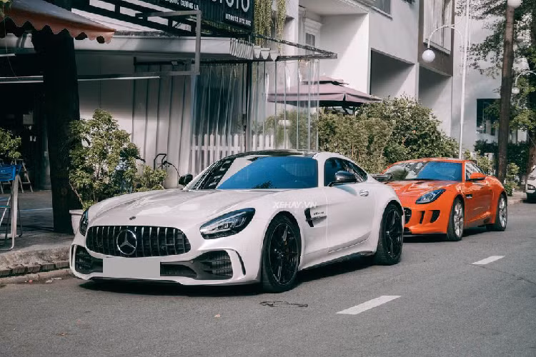 Chiếc Mercedes-AMG GT R đang rao bán sở hữu ngoại thất màu trắng, đi cùng một số điểm nhấn màu đen như: gương chiếu hậu, mui và cánh gió nhằm tạo điểm nhấn. Xe vẫn sử dụng bộ la-zăng đa chấu sơn màu đen bóng, đi cùng cùm phanh gốm màu vàng mang phong cách của dòng xe đua AMG GT3 và được bao bọc bởi bộ lốp thể thao Michelin Pilot Sport Cup 2.