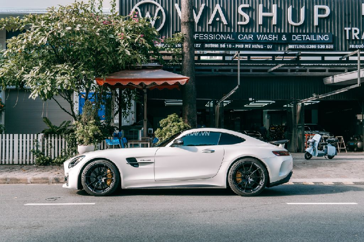 Bên trong khoang cabin, Mercedes-AMG GT R sở hữu nhiều tiện ích cao cấp như: bảng đồng hồ kích thước 12,3 inch, màn hình giải trí trung tâm 10,25 inch, kết nối Apple CarPlay và Android Auto. Vô-lăng tích hợp nút cảm ứng và núm xoay điều chỉnh hệ thống kiểm soát lực kéo màu vàng đặt giữa xe.