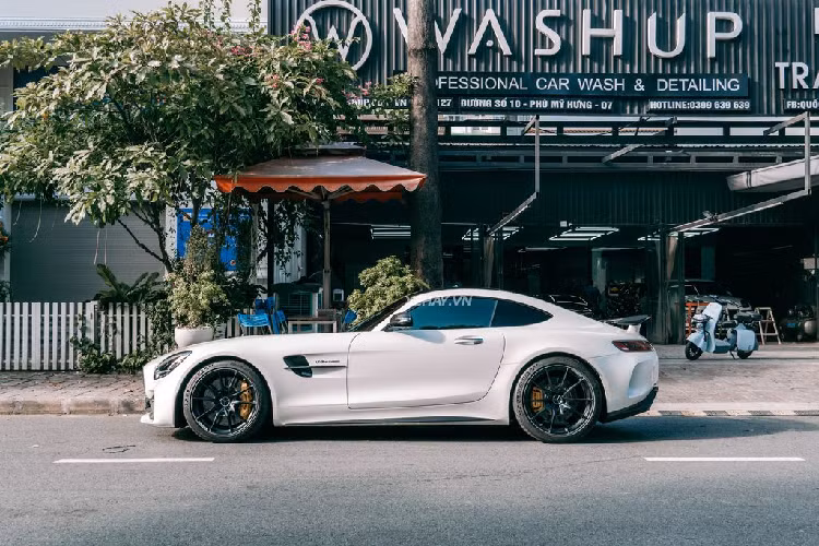Bên trong khoang cabin, Mercedes-AMG GT R sở hữu nhiều tiện ích cao cấp như: bảng đồng hồ kích thước 12,3 inch, màn hình giải trí trung tâm 10,25 inch, kết nối Apple CarPlay và Android Auto. Vô-lăng tích hợp nút cảm ứng và núm xoay điều chỉnh hệ thống kiểm soát lực kéo màu vàng đặt giữa xe.