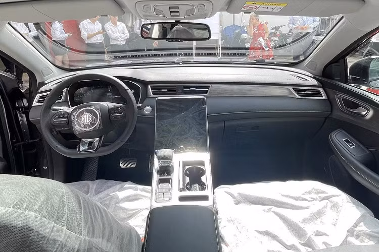 Bên trong MG RX5 là không gian nội thất 2 hàng ghế với 5 chỗ ngồi. Hình ảnh chụp tại đại lý cho thấy mẫu SUV cỡ C này sở hữu ghế bọc da phối 2 màu trong khi mặt táp-lô ốp giả gỗ. Trước mặt người lái là vô lăng vát đáy thể thao, tích hợp phím chức năng và bảng đồng hồ kỹ thuật số 12,3 inch.