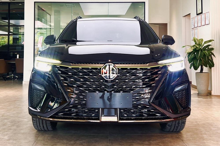 Như thông tin đã đưa, MG RX5 là mẫu xe thuộc phân khúc SUV cỡ C, cạnh tranh với những đối thủ như Mazda CX-5, Honda CR-V và Beijing X7. Mẫu xe này có kích thước dài x rộng x cao lần lượt là 4.571 x 1.855 x 1.719 mm, chiều dài cơ sở 2.708 mm và chiều cao gầm 145 mm.