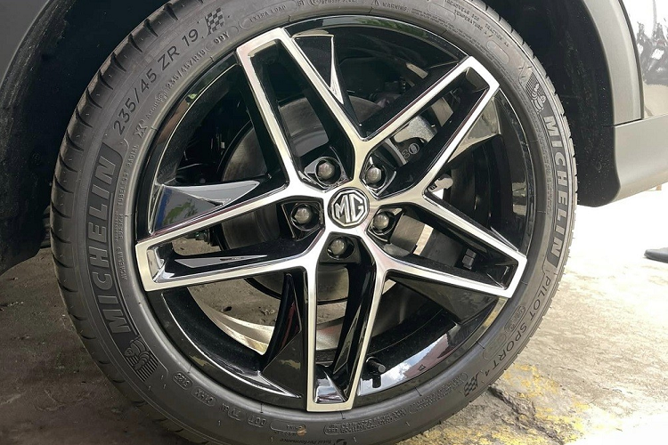 Ở khu vực bên sườn, MG RX5 được trang bị những đường dập gân khá nổi bật và bộ vành hợp kim có đường kính 19 inch với thiết kế 5 chấu kép, phay xước 2 màu, đi kèm lốp 235/45R19. Bên cạnh đó là gương chiếu hậu tích hợp đèn báo rẽ và baga nóc màu đen bóng. 