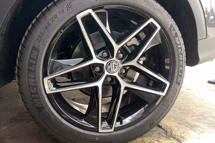 Ở khu vực bên sườn, MG RX5 được trang bị những đường dập gân khá nổi bật và bộ vành hợp kim có đường kính 19 inch với thiết kế 5 chấu kép, phay xước 2 màu, đi kèm lốp 235/45R19. Bên cạnh đó là gương chiếu hậu tích hợp đèn báo rẽ và baga nóc màu đen bóng. 