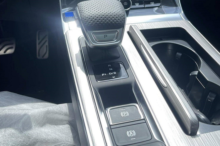 Thay vào đó, mẫu SUV cỡ C này chỉ sở hữu 6 túi khí, camera 360 độ, hệ thống kiểm soát hành trình, hệ thống chống bó cứng phanh ABS, phân phối lực phanh điện tử, trợ lực phanh, kiểm soát lực kéo, hỗ trợ khởi hành ngang dốc, cân bằng điện tử và chức năng làm khô phanh đĩa.