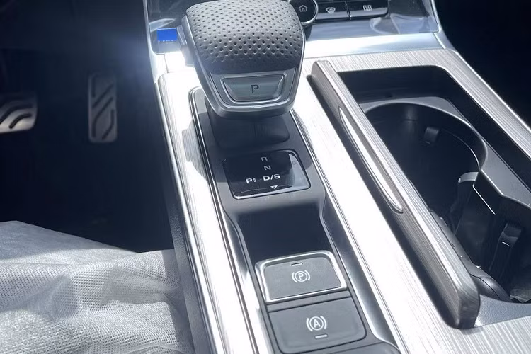 Thay vào đó, mẫu SUV cỡ C này chỉ sở hữu 6 túi khí, camera 360 độ, hệ thống kiểm soát hành trình, hệ thống chống bó cứng phanh ABS, phân phối lực phanh điện tử, trợ lực phanh, kiểm soát lực kéo, hỗ trợ khởi hành ngang dốc, cân bằng điện tử và chức năng làm khô phanh đĩa.