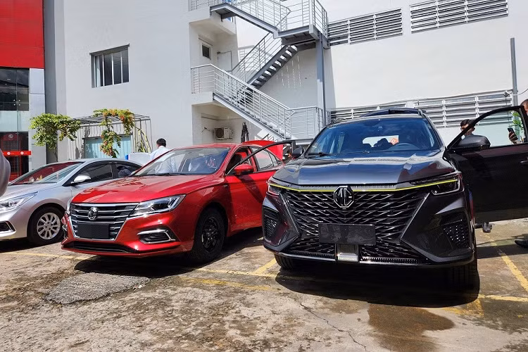 Theo kế hoạch, vào ngày 23/9/2023 tới đây, thương hiệu MG sẽ chính thức giới thiệu 2 mẫu xe mới với thị trường Việt Nam, đó là MG5 số sàn MT và RX5. Trước thời điểm đó, những chiếc MG RX5 2023 mới đã đổ bộ đến các đại lý, sẵn sàng cho ngày ra mắt. 