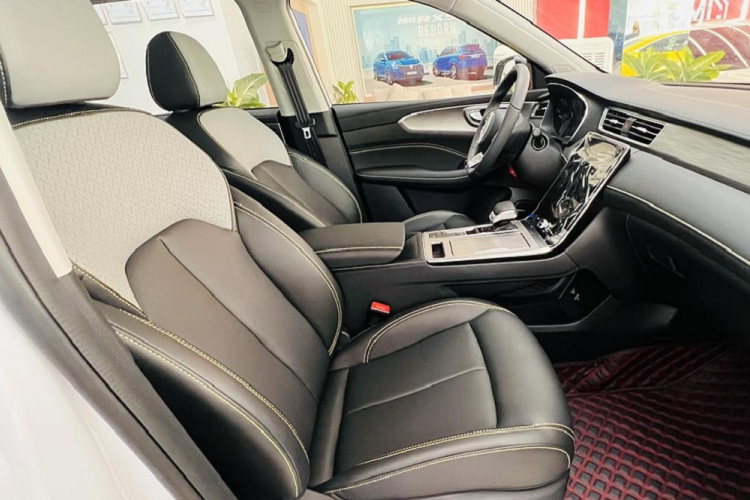 Màn hình cảm ứng trung tâm 14,1 inch của xe được đặt nằm dọc, nối liền với cụm điều khiển trung tâm. Ngoài ra, xe còn có chìa khóa thông minh, khởi động nút bấm, phanh tay điện tử, tự động giữ phanh tạm thời, điều hòa tự động, cửa gió/bệ tì tay trung tâm dành cho hàng ghế sau và cửa sổ trời toàn cảnh Panorama.
