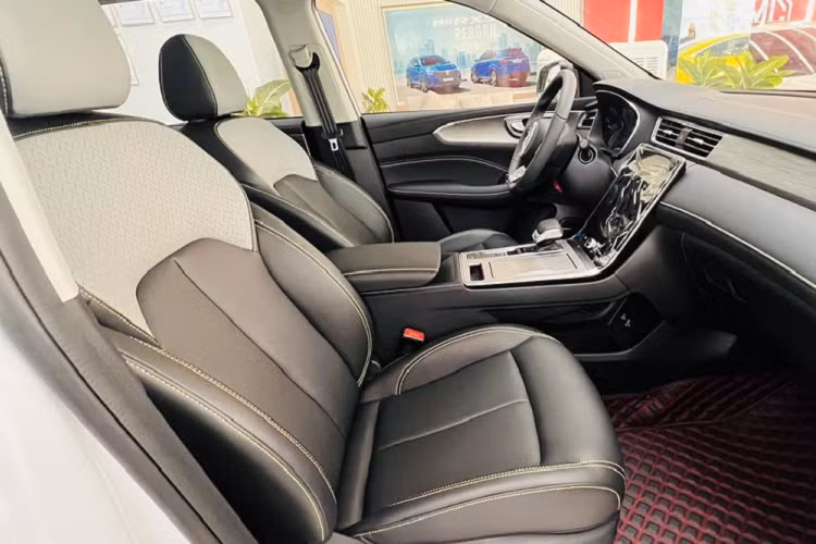 Màn hình cảm ứng trung tâm 14,1 inch của xe được đặt nằm dọc, nối liền với cụm điều khiển trung tâm. Ngoài ra, xe còn có chìa khóa thông minh, khởi động nút bấm, phanh tay điện tử, tự động giữ phanh tạm thời, điều hòa tự động, cửa gió/bệ tì tay trung tâm dành cho hàng ghế sau và cửa sổ trời toàn cảnh Panorama.