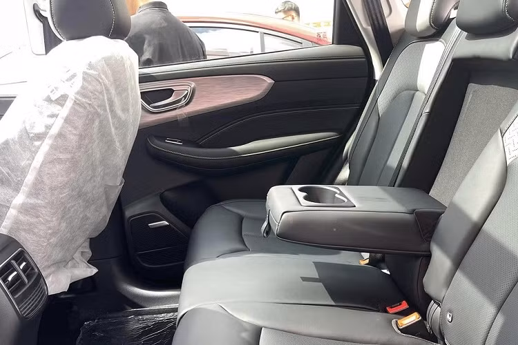 "Trái tim" của MG RX5 là động cơ xăng 4 xi-lanh, tăng áp, dung tích 1.5L, cho công suất tối đa 171 mã lực và mô-men xoắn cực đại 275 Nm. Động cơ đi kèm hộp số tự động ly hợp kép 7 cấp.