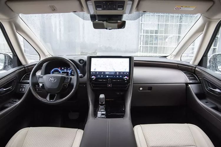 Toyota Alphard 2024 tại Việt Nam dự kiến sẽ có cả phiên bản máy xăng và hybrid. Nhân viên tư vấn bán hàng tại đại lý tiết lộ thời gian giao phiên bản máy xăng cho khách hàng Việt Nam sẽ là tháng 11/2023. Trong khi đó, phiên bản hybrid sẽ được giao vào khoảng tháng 1 năm sau.