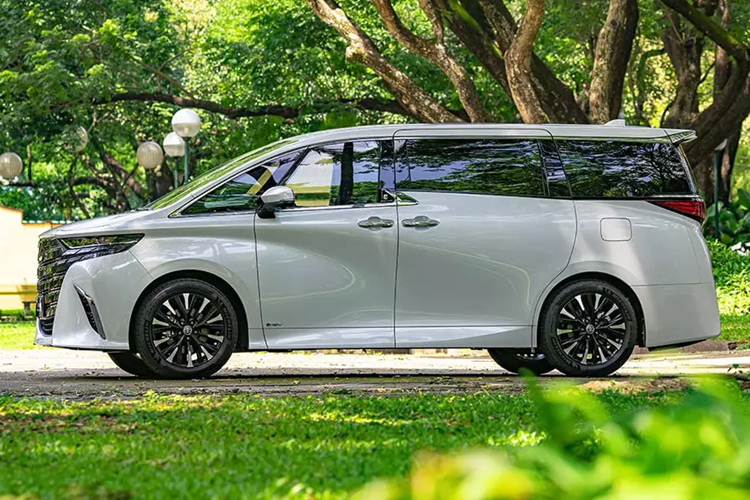 Ở thế hệ mới, Toyota Alphard đã được cải tiến cả về mặt thiết kế, trang bị lẫn động cơ. Được phát triển dựa trên cơ sở gầm bệ tương tự Lexus LM mới, mẫu MPV này sở hữu kích thước dài x rộng x cao lần lượt là 5.010 x 1.850 x 1.950 mm và chiều dài cơ sở 3.000 mm. So với thế hệ cũ, xe dài hơn 65 mm, cao hơn 55 mm trong khi chiều rộng và chiều dài cơ sở giữ nguyên.