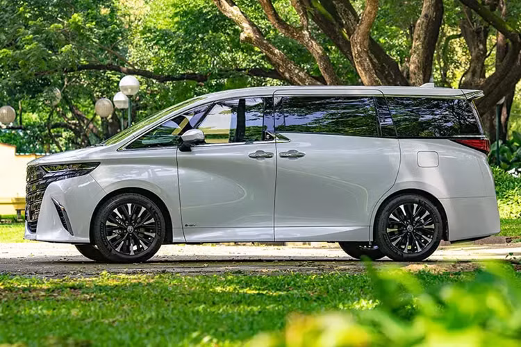 Ở thế hệ mới, Toyota Alphard đã được cải tiến cả về mặt thiết kế, trang bị lẫn động cơ. Được phát triển dựa trên cơ sở gầm bệ tương tự Lexus LM mới, mẫu MPV này sở hữu kích thước dài x rộng x cao lần lượt là 5.010 x 1.850 x 1.950 mm và chiều dài cơ sở 3.000 mm. So với thế hệ cũ, xe dài hơn 65 mm, cao hơn 55 mm trong khi chiều rộng và chiều dài cơ sở giữ nguyên.