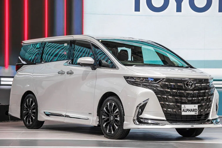 Không chỉ tiện nghi, Toyota Alphard 2024 còn an toàn với hàng loạt tính năng như 6 túi khí, hệ thống cảnh báo điểm mù, cảnh báo phương tiện cắt ngang khi lùi, cảnh báo phương tiện đến gần khi mở cửa, cảnh báo tiền va chạm, phanh tự động tiền va chạm, hệ thống kiểm soát hành trình thích ứng,